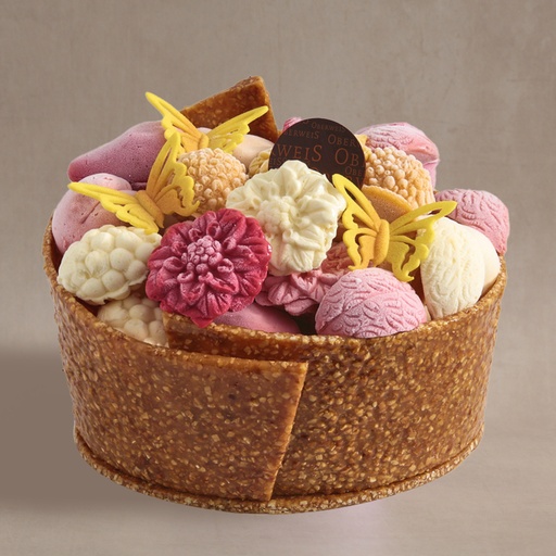 Nougatine basket with ice cream